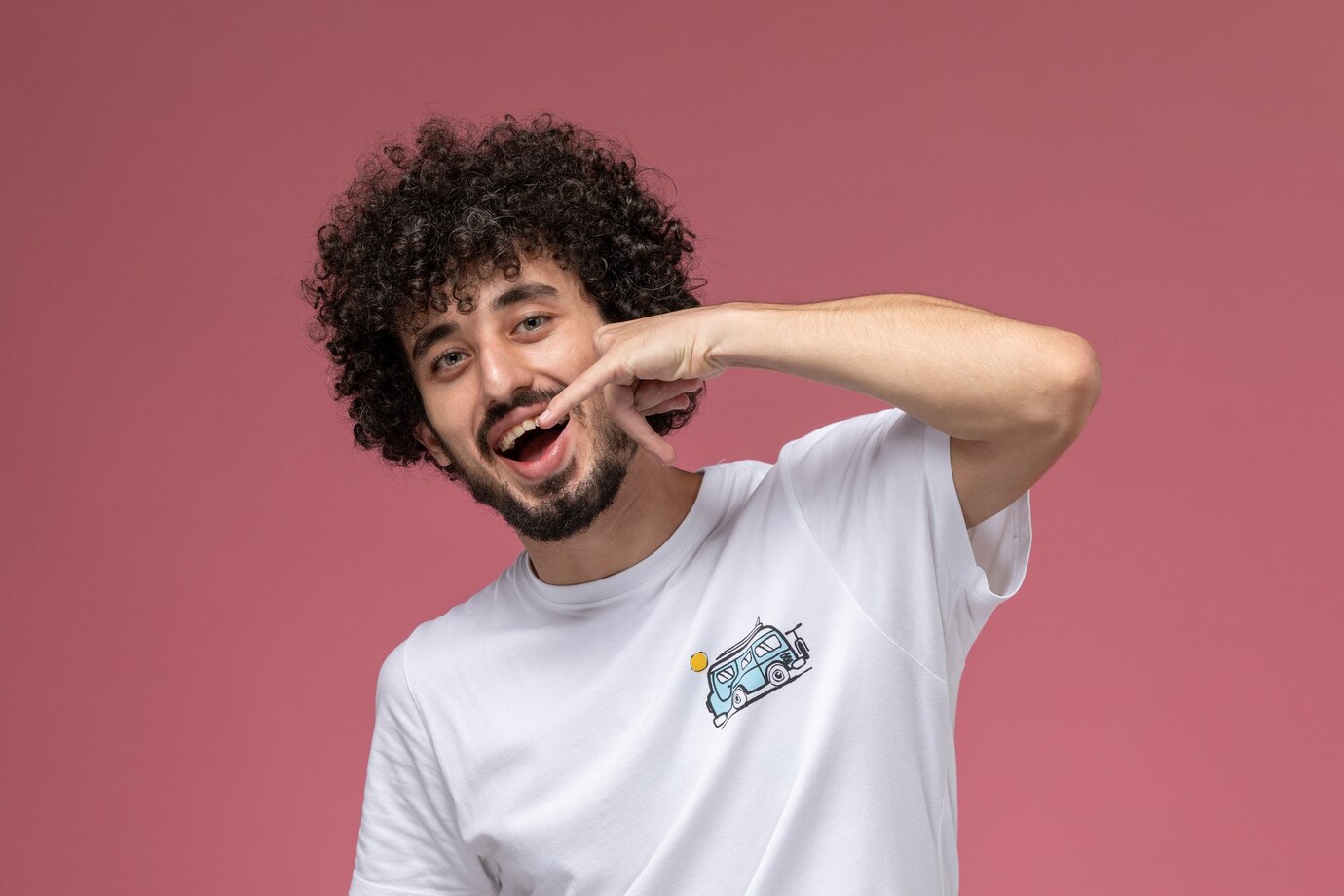 joven haciendo gesto llamarme rosa 140725 36698